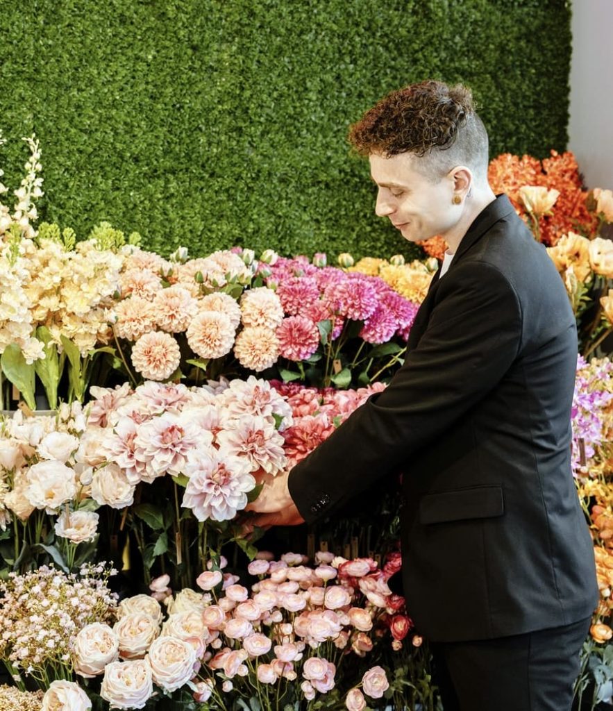 Zijden bloemen specialist Dennis verzorgt een zijden abonnement