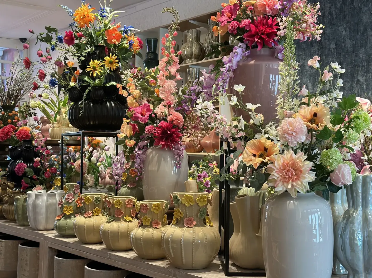 Vaas voor zijden bloemen in Wassenaar