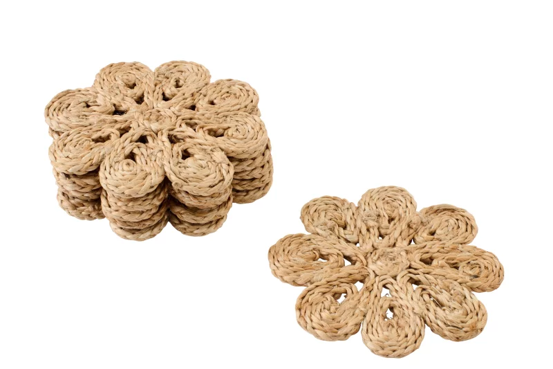 Set van 6 jute onderzetters in bloemvorm. Naturel, sfeervol en praktisch voor glazen en kopjes. Leuk voor een gezellig gedekte tafel. Bij Zijden Boutique in Delft