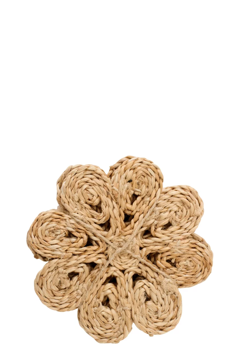 Set van 6 jute onderzetters in bloemvorm. Naturel, sfeervol en praktisch voor glazen en kopjes. Leuk voor een gezellig gedekte tafel. Bij Zijden Boutique in Delft