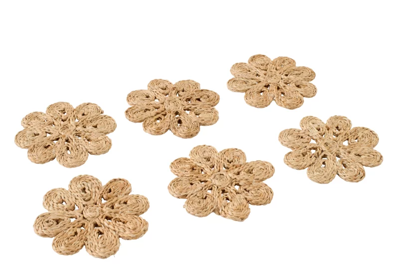 Set van 6 jute onderzetters in bloemvorm. Naturel, sfeervol en praktisch voor glazen en kopjes. Leuk voor een gezellig gedekte tafel. Bij Zijden Boutique in Delft