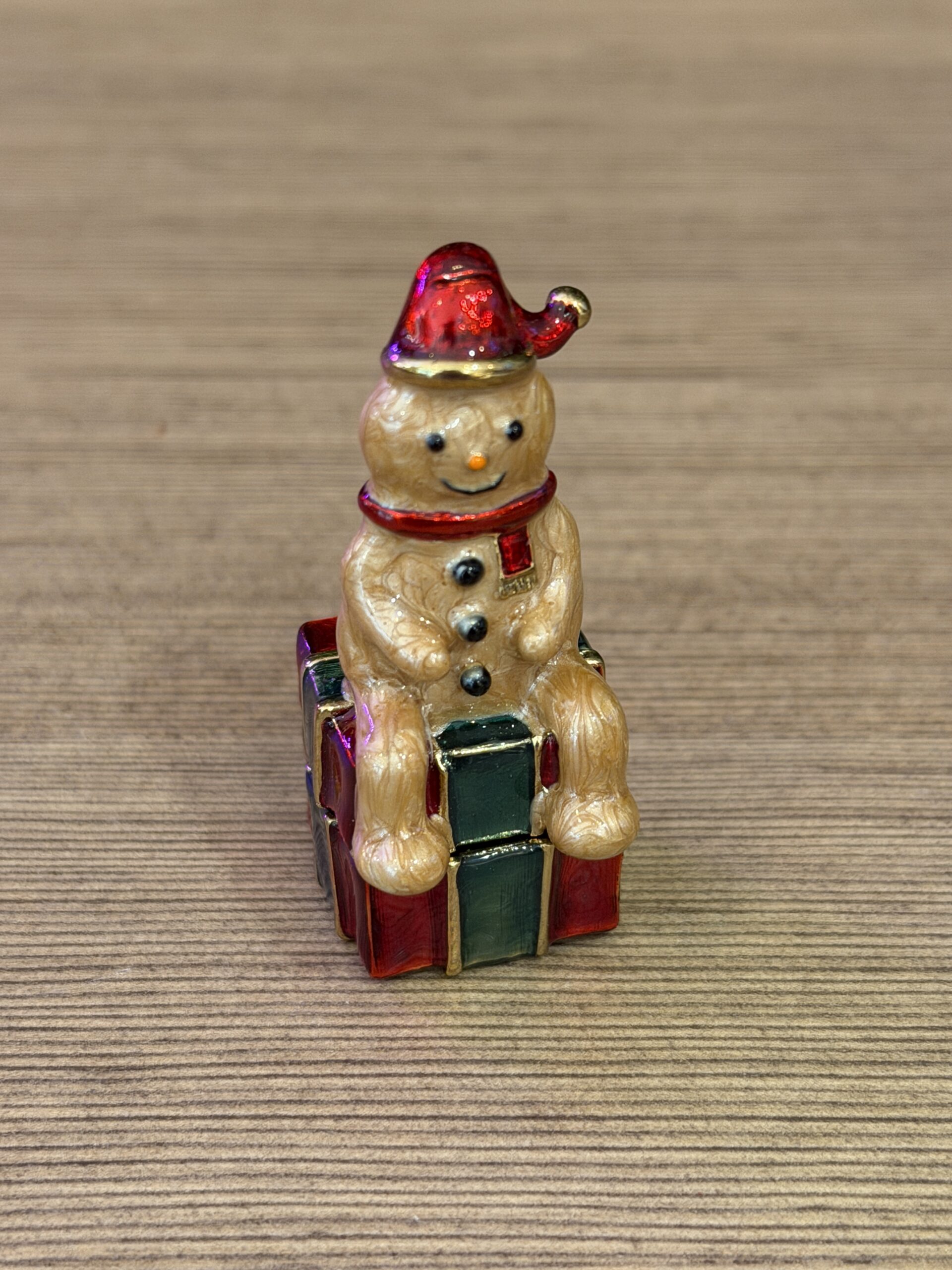 Sierdoosje peperkoekmannetje op cadeau bij de zijden boutique in Delft