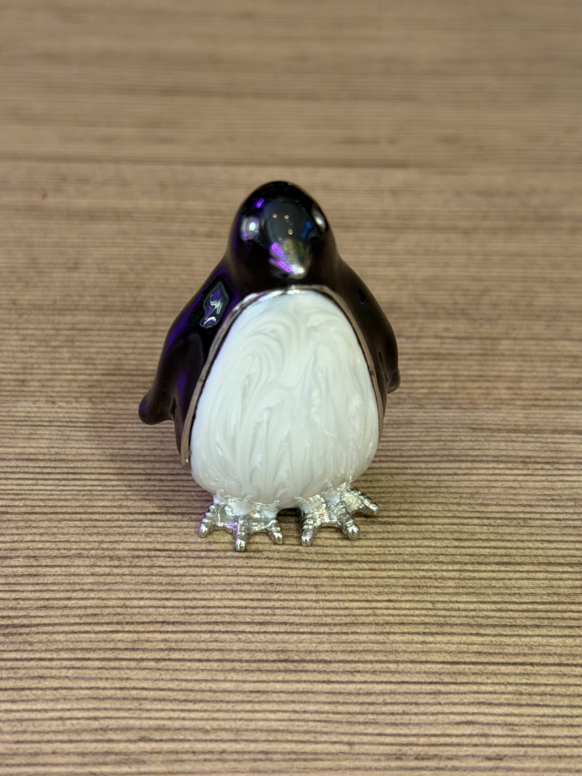 Sierdoosje pinguïn bij de zijden boutique in Delft